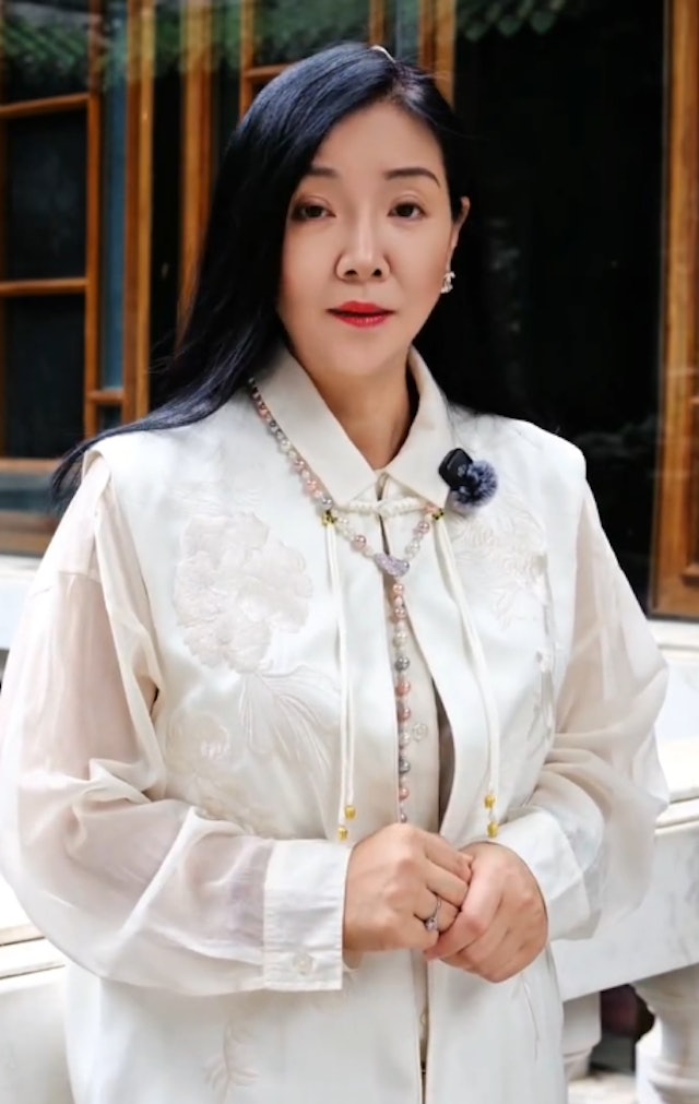 劉玉婷一頭烏黑長髮，未見銀絲。