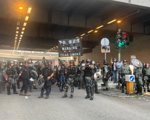 警方舉黑旗警告