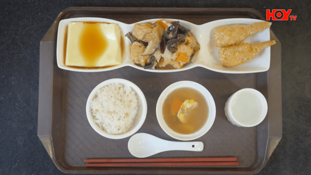 店內三餸素食非常受歡迎。(HOY TV節目《舌尖上的雙餸飯》截圖) 店內三餸素食非常受歡迎。(HOY TV節目《舌尖上的雙餸飯》截圖)