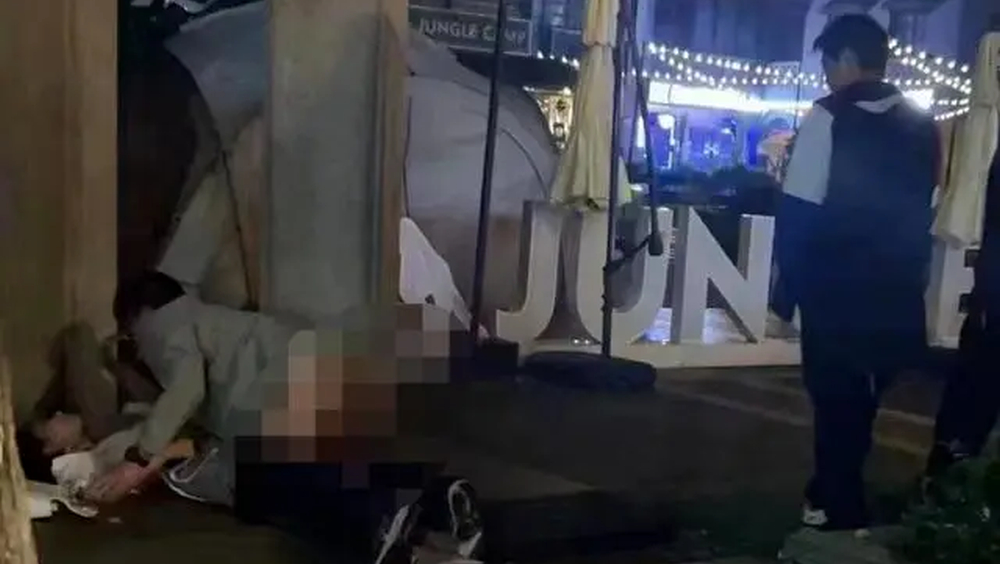 網傳南京醉女疑遭「撿屍」當街被性侵，路人旁觀，無人制止。