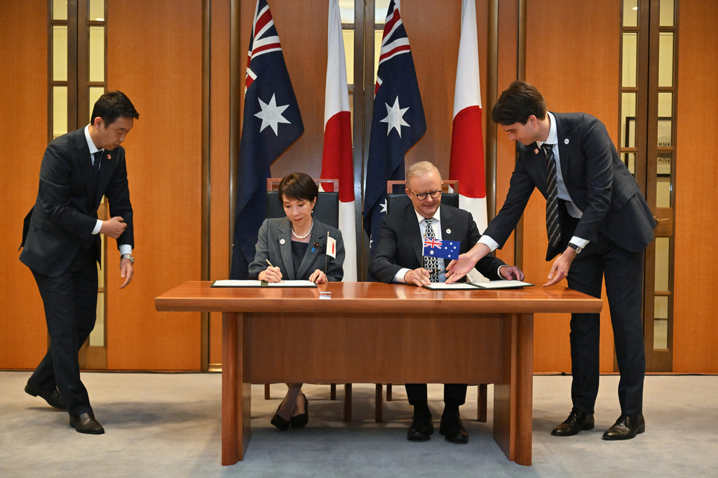 日本首相高市早苗（左）与澳洲总理阿尔巴尼斯在澳洲坎培拉国会大厦签署《经济安全合作联合宣言》。 美联社