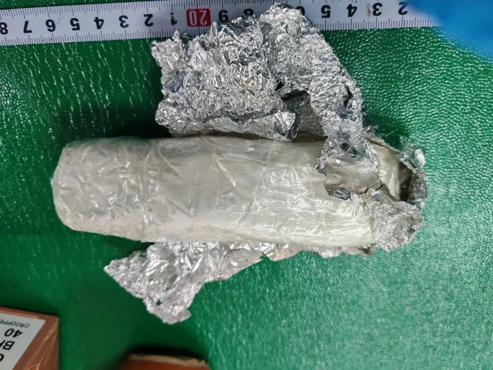 厚底女装凉鞋鞋底夹层藏有海洛英。