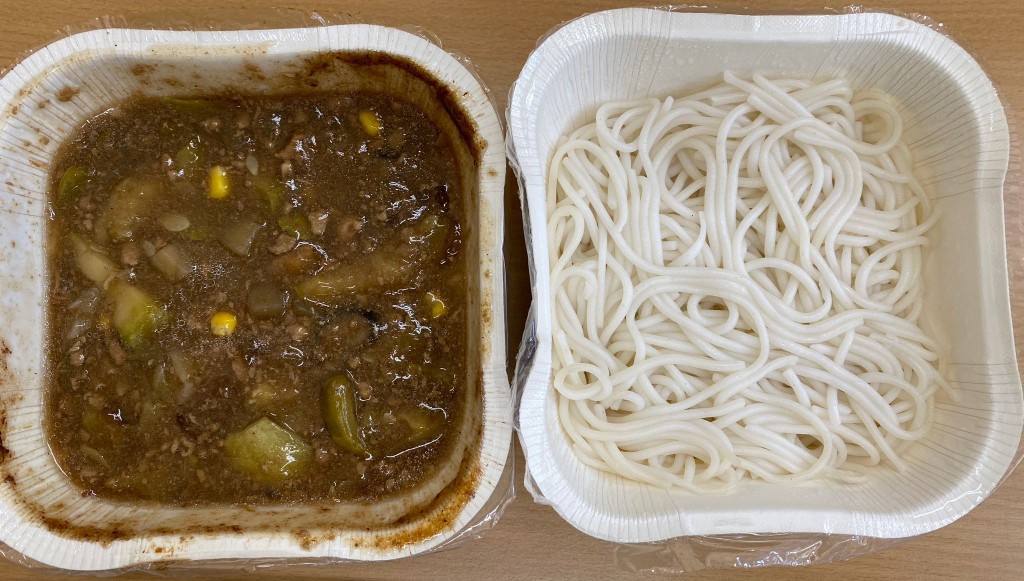 《親子王》記者上周走訪一所小學,「巧遇」活力午餐的午餐盒:肉燥麵線。(攝:羅惠儀) 《親子王》記者上周走訪一所小學,「巧遇」活力午餐的午餐盒:肉燥麵線。(攝:羅惠儀)