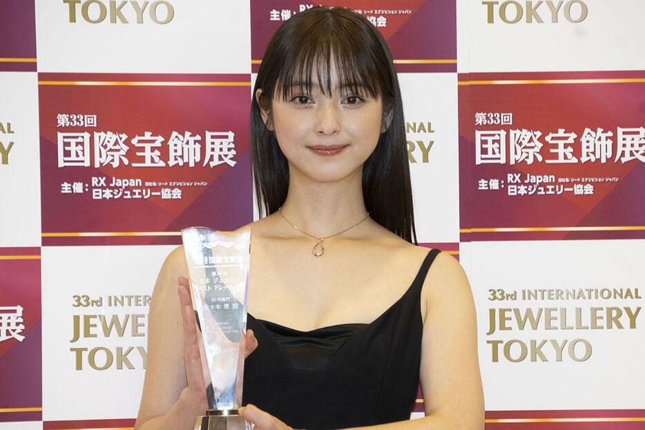 佐佐木希或因趕拍劇集，以致臉部浮腫殘爆露面。