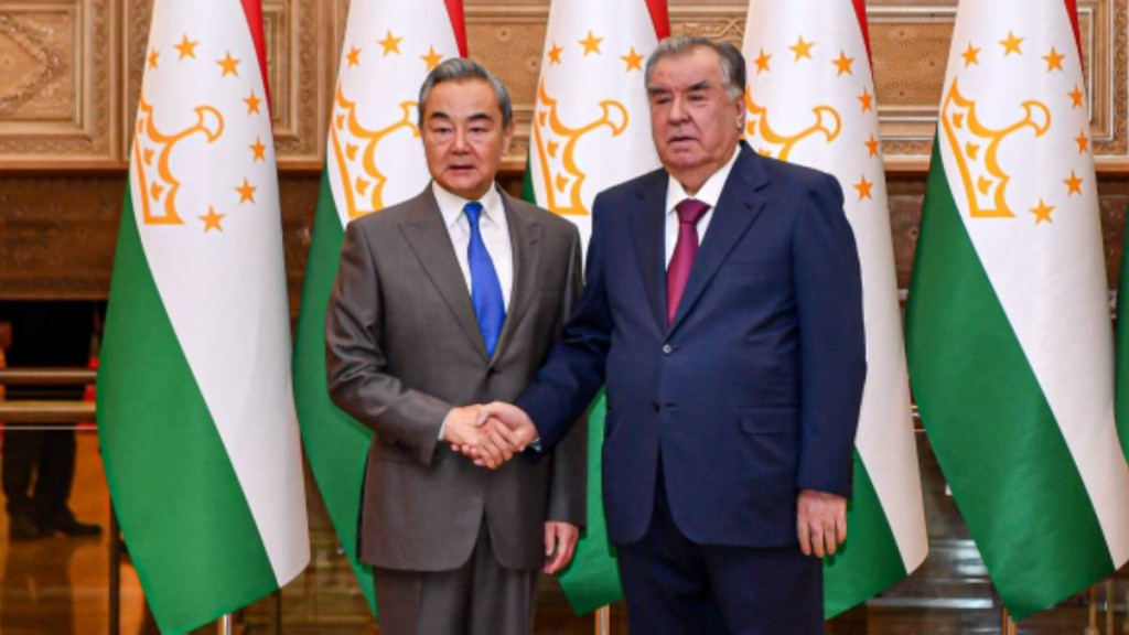 王毅與塔吉克總統拉赫蒙會面。外交部