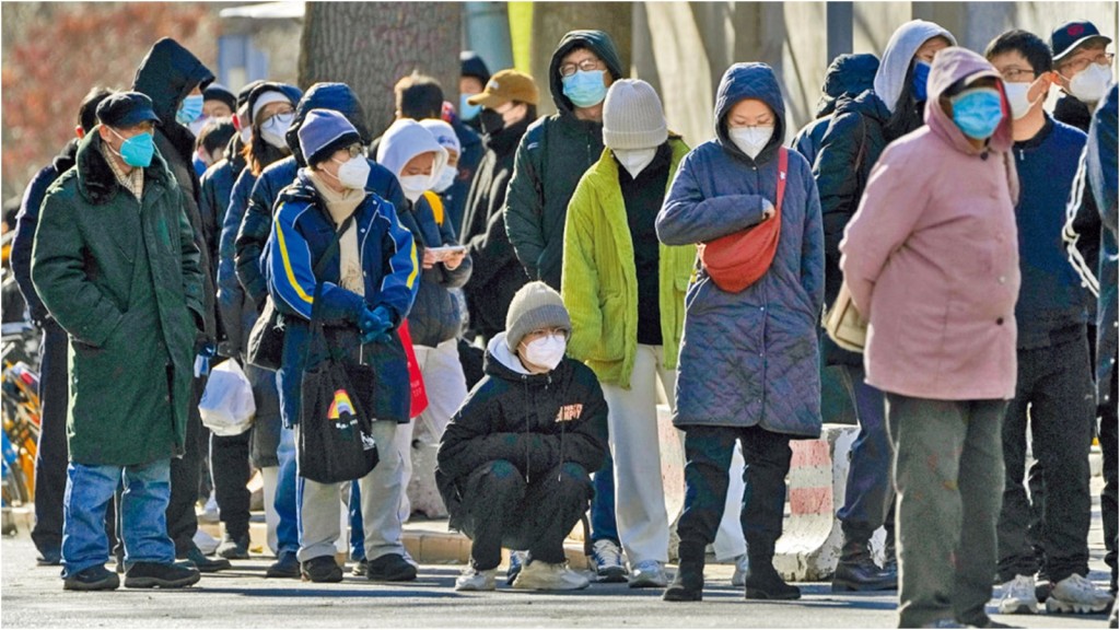 北京大批居民排队往诊所求医。