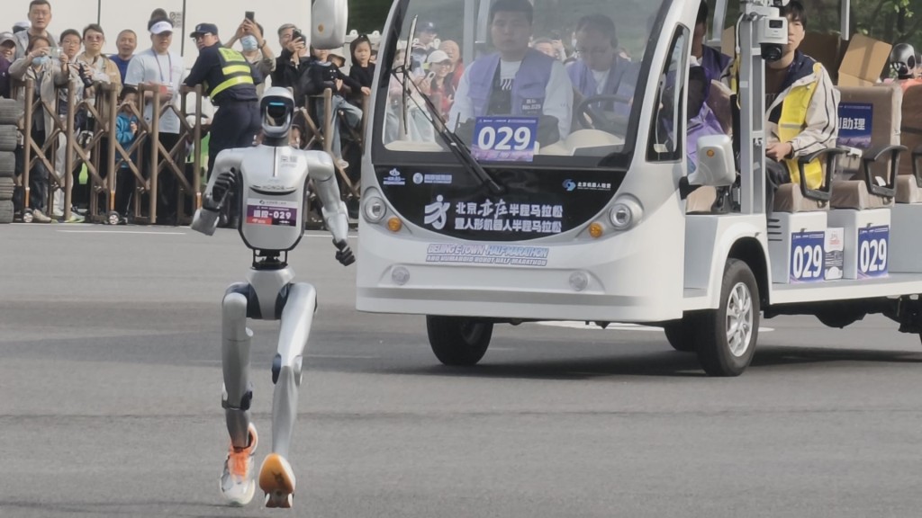 黎家智指机械人表演可吸引人群聚集,若恐怖分子发动恐袭,后果不堪设想。图为今年4月举行的第2届北京亦庄机械人半程马拉松。资料图片 黎家智指机械人表演可吸引人群聚集,若恐怖分子发动恐袭,后果不堪设想。图为今年4月举行的第2届北京亦庄机械人半程马拉松。资料图片