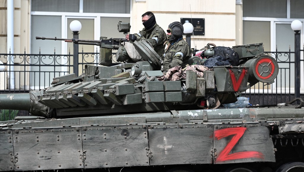 瓦格纳军人在罗斯托夫市街上布防。 路透社