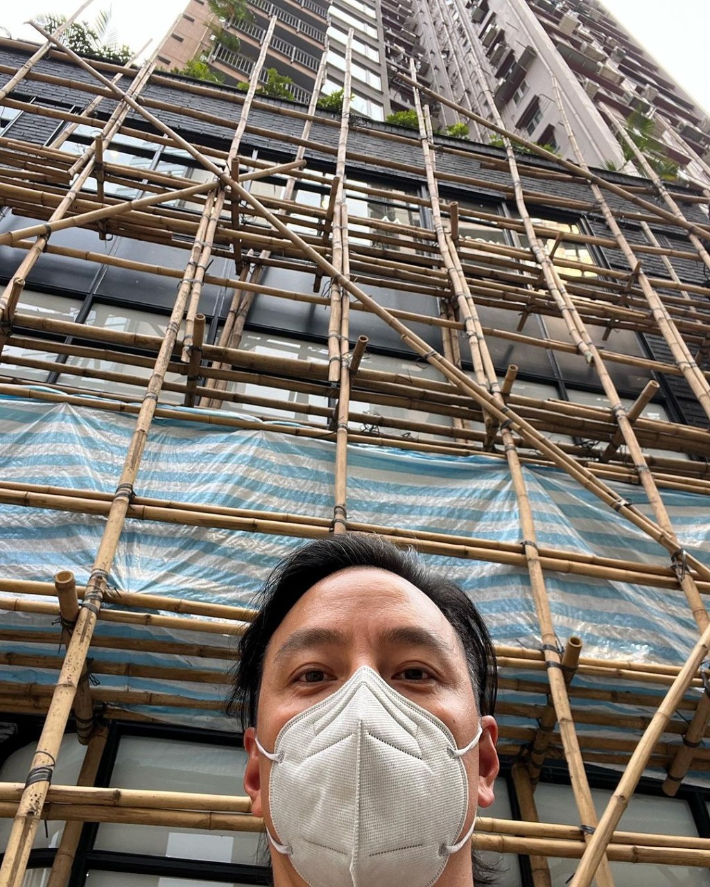 身為建築師的吳彥祖在香港遠近馳名的竹棚打卡。
