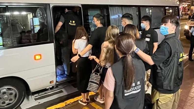 7名內地女子「違反逗留條件」被捕。(警方圖片)
