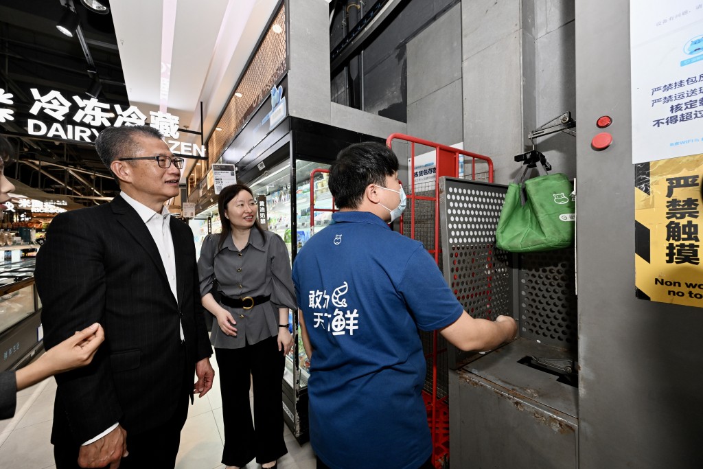 陳茂波到訪廣州市的盒馬網路科技有限公司，了解該公司如何應用大數據。政府新聞處圖片