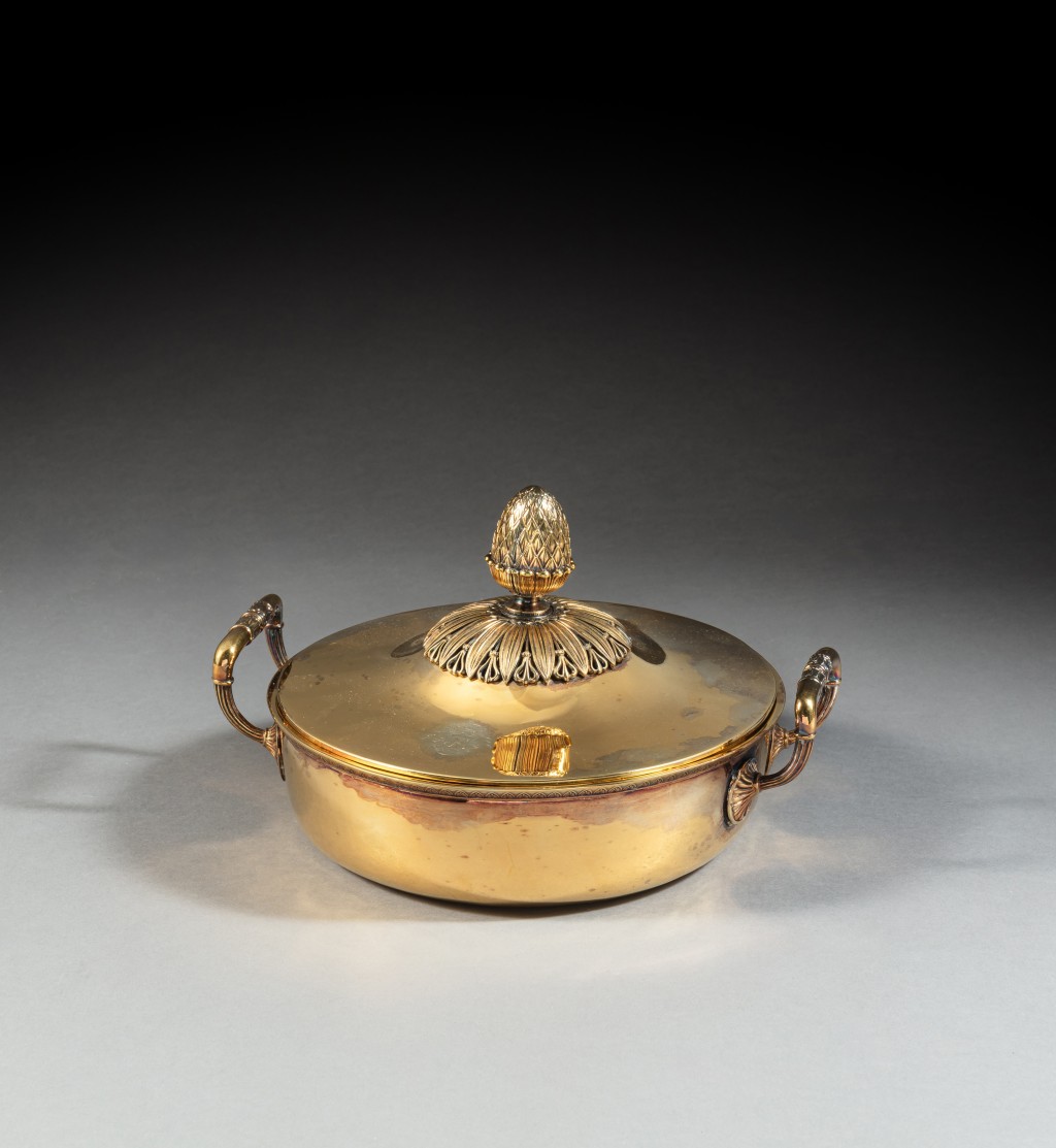 鍍金銀質餐具組(1805–1819年) 圖為其中的有蓋蔬菜盤。 鍍金銀質餐具組(1805–1819年) 圖為其中的有蓋蔬菜盤。