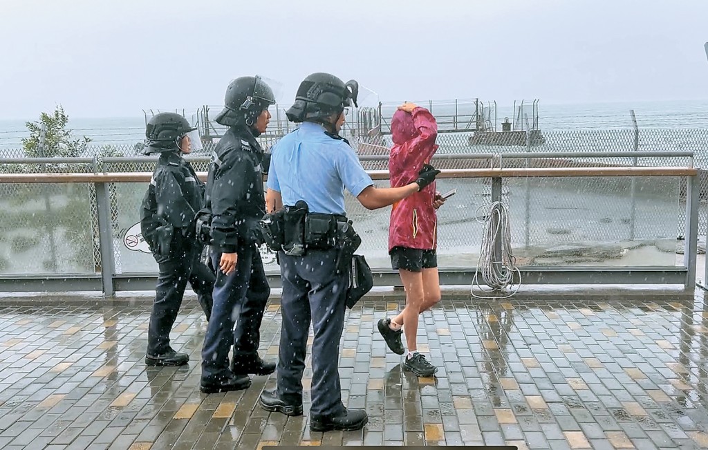 前日十號風球懸掛期間，警員不時勸喻靠近海邊觀浪的人士離開。