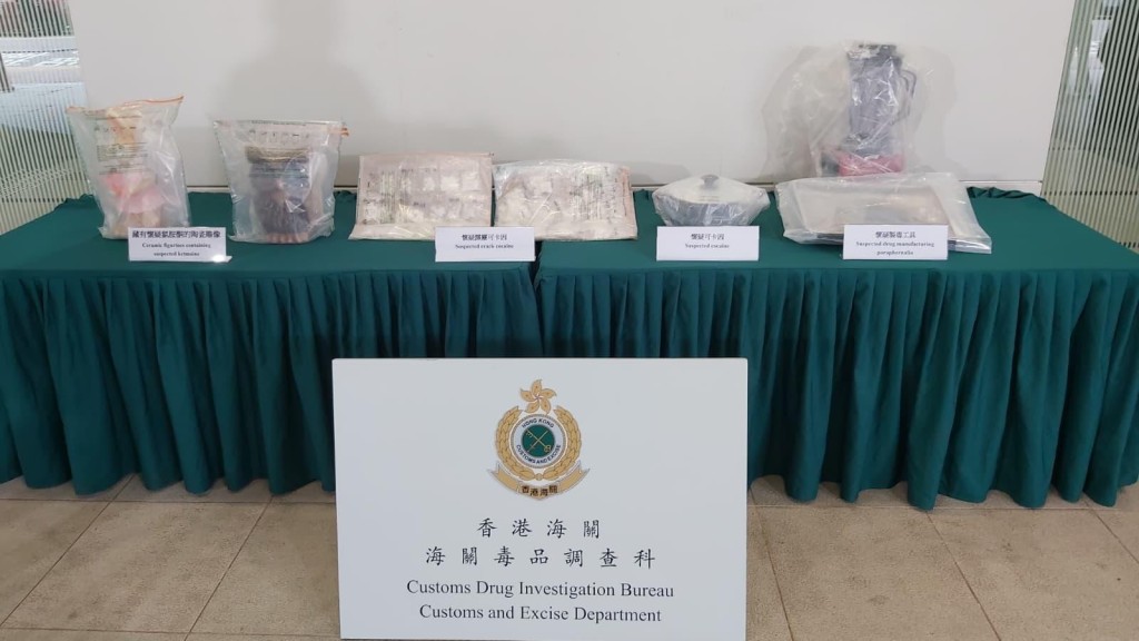 海關檢獲共約11.4公斤懷疑毒品,估計市值共約660萬元。 海關檢獲共約11.4公斤懷疑毒品,估計市值共約660萬元。