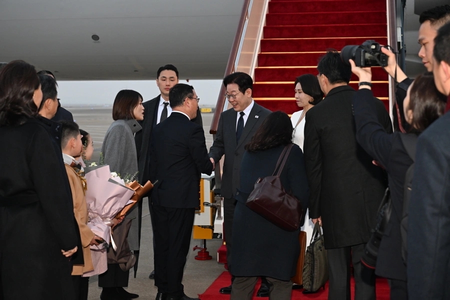 李在明乘专机抵达上海。 解放日报