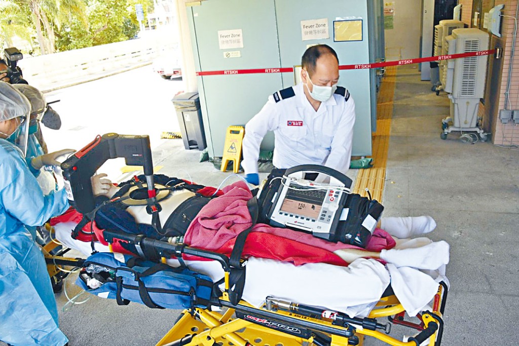 車內燒炭夫婦被救出送院，惜夫死（圖）妻危。