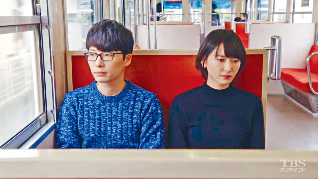 ■《逃耻》结衣BB与星野源拍咀戏的车厢中，贴上祝福语吸引乘客。