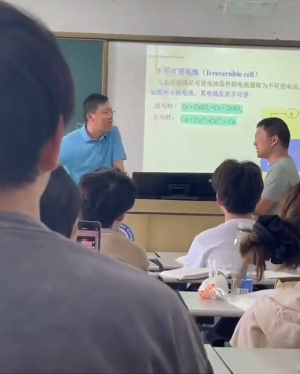 上堂睡觉被叫醒的男生情绪失控。抖音