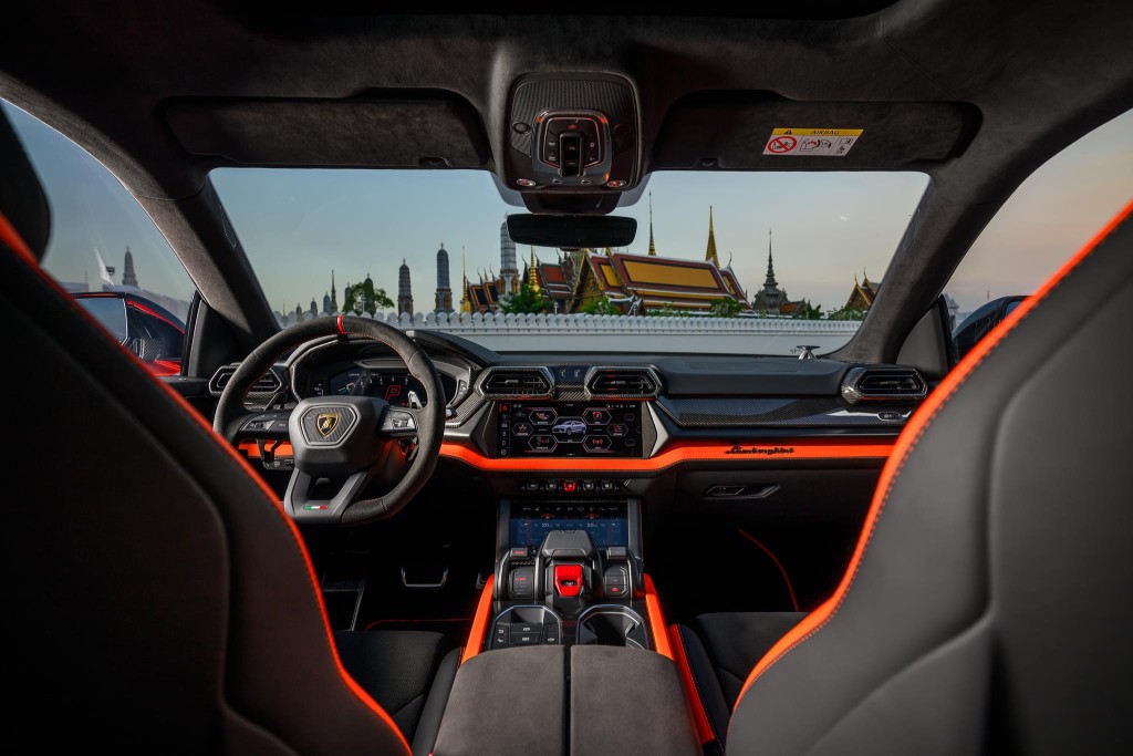 林宝坚尼Lamborghini Urus SE混能版车厢改动项目不多，中控台触屏换上全新HMI介面。