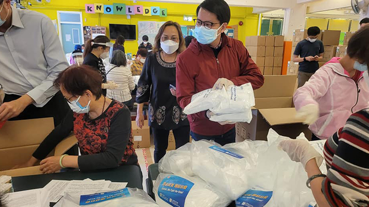 陳克勤讚揚義工手腳快。陳克勤fb圖片