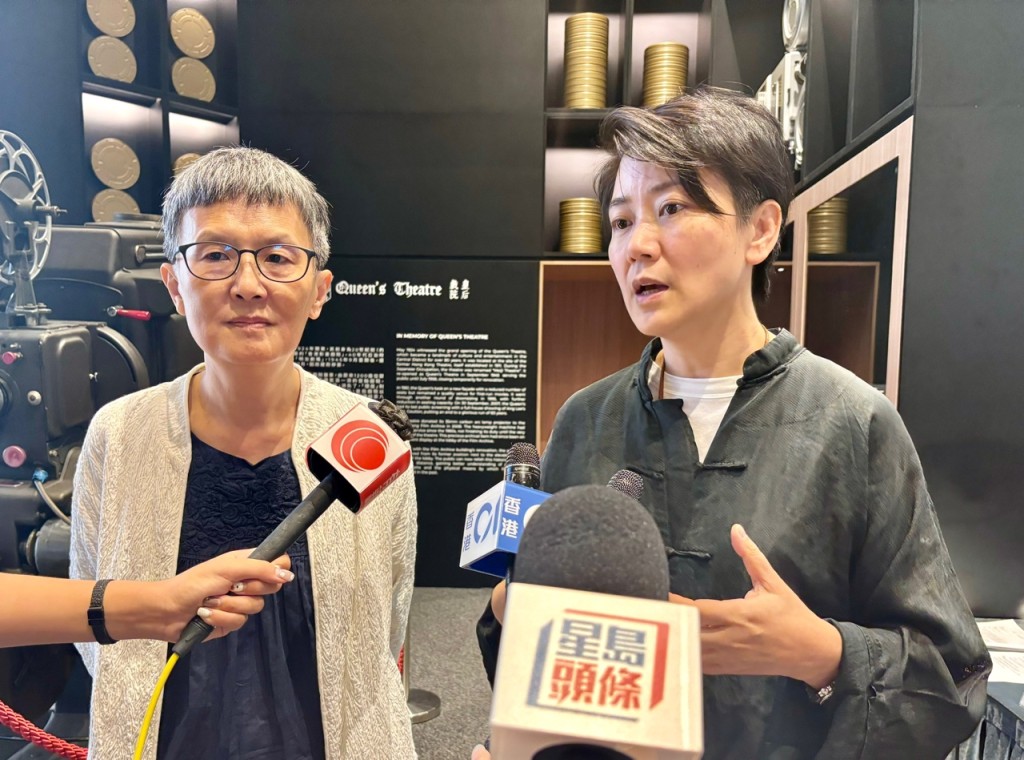 香港電影資料館一級助理館長陳彩玉(右)介紹展覽資料搜集。郭穎彤攝