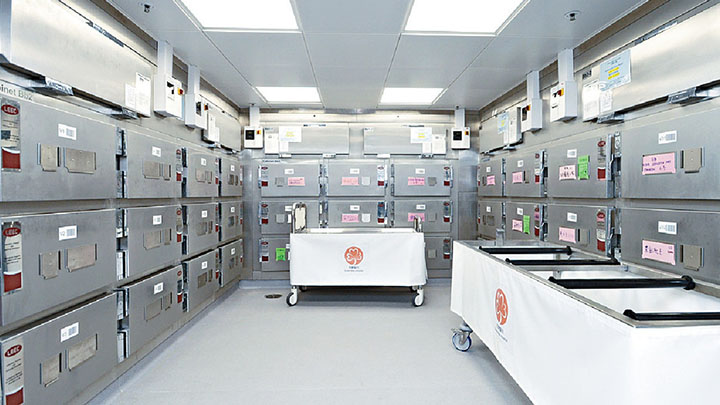 有殯儀館表示,新冠肺炎離世者的遺體不許化妝壽衣需放棺木上,家屬不能瞻仰遺容。