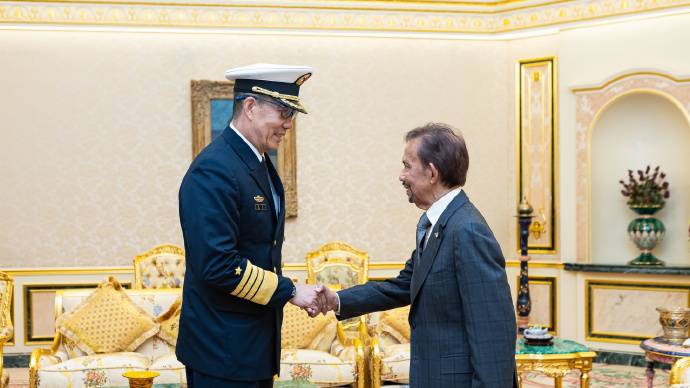 中國國防部長董軍與文萊蘇丹見面。文萊國防部