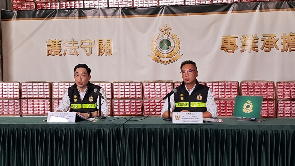 海關稅收罪案調查科高級監督楊郁文(圖左)及稅收調查第一組指揮官林澤麟講述詳情。