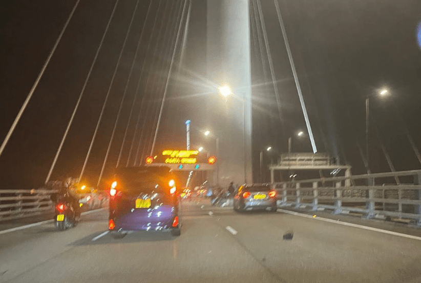 昂船洲大橋周五（12日）晚上發生一宗三車相撞交通意外，涉及兩輛私家車和一輛電單車。fb「馬路的事討論區」