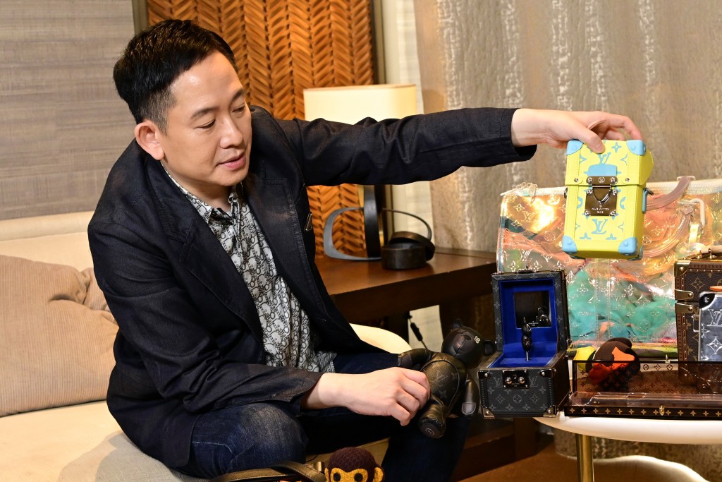 向展鵬近期在日本購入的LV青色Trunk直式便攜錢包，採用Monogram Playground帆布縫製，設計靈感源自傳統行李箱，同時綴有S-Lock鎖扣、加固包角和鉚釘等細節。