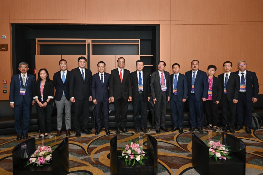盧寵茂與北京市衞生健康委員會副主任李昂(右七)率領的代表團舉行會議。政府新聞處圖片