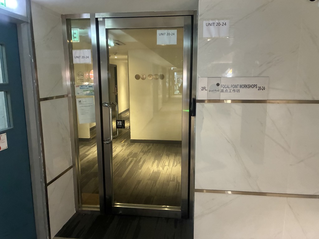 「伯爵旅行社有限公司」大門緊閉。何君健攝 「伯爵旅行社有限公司」大門緊閉。何君健攝