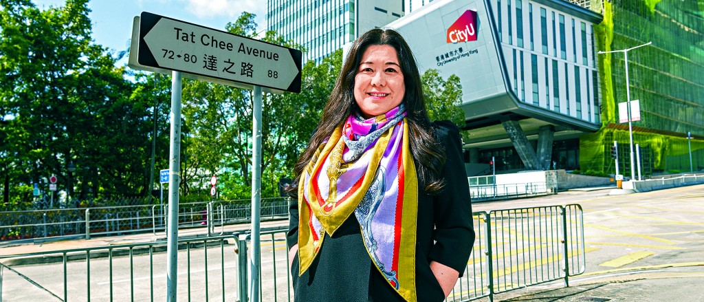 漫步「達之路」,遠眺香港城市大學。余達之當年對社區與教育的赤誠奉獻和前瞻願景,如今由孫女余皓媛延續。身兼城大校董會成員的她,秉持「終身學習,開拓視野」的信念,繼續為本港兒童及青年發展注入前行力量。 漫步「達之路」,遠眺香港城市大學。余達之當年對社區與教育的赤誠奉獻和前瞻願景,如今由孫女余皓媛延續。身兼城大校董會成員的她,秉持「終身學習,開拓視野」的信念,繼續為本港兒童及青年發展注入前行力量。
