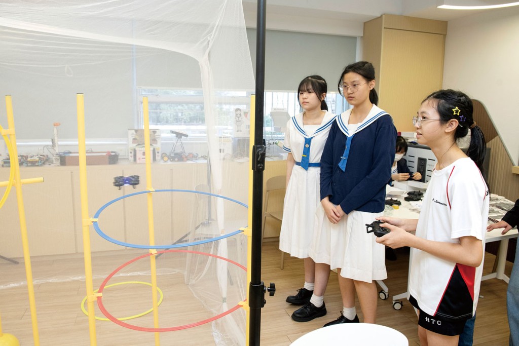 60周年開放日上，來賓可一嘗自製無人機並試飛。