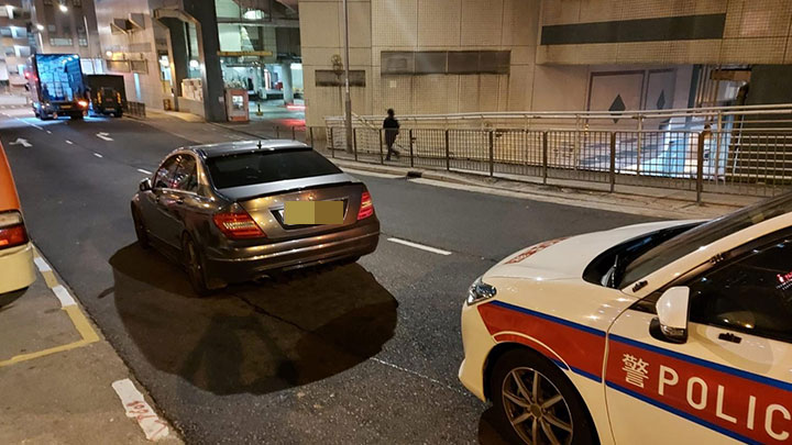 警方於葵涌石梨街截查一輛可疑私家車,並在車內檢獲少量可卡因。