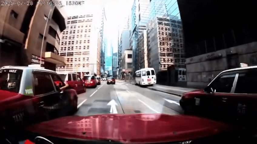 保姆車最終剷上行人路，直撞欄杆。
