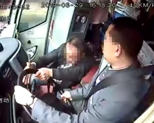 醉漢走到駕駛室搶軚盤揚言要死大家一起死。網圖
