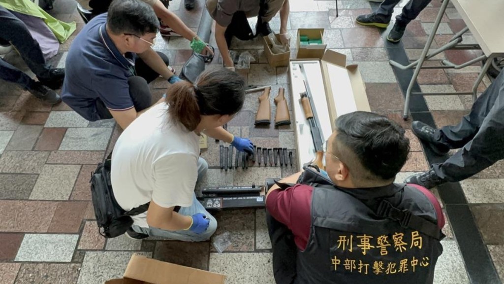 台灣警方破獲「地下兵工廠」以模型店做掩飾，為客人提供改造槍。中時