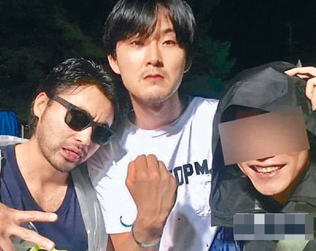 ■山田孝之和松田龍平及涉案疑犯的合照曝光。
