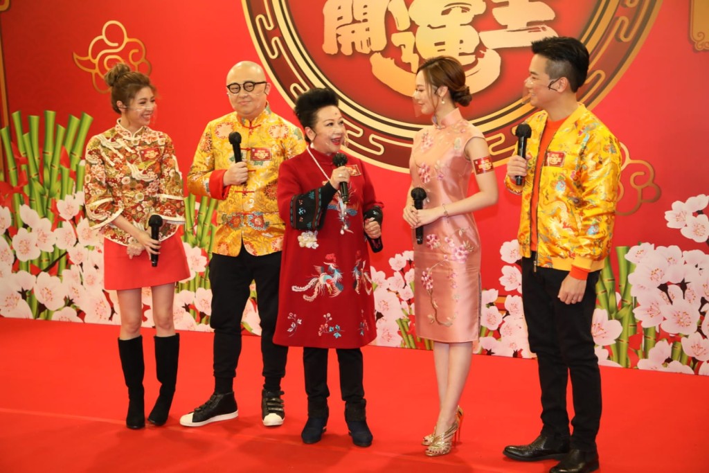 馮盈盈今次跟薛家燕等主持《天天開運王》。