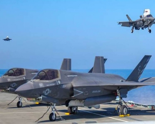 F35B戰機在伊利沙白女皇」號上升降的畫面。(英國皇家海軍)