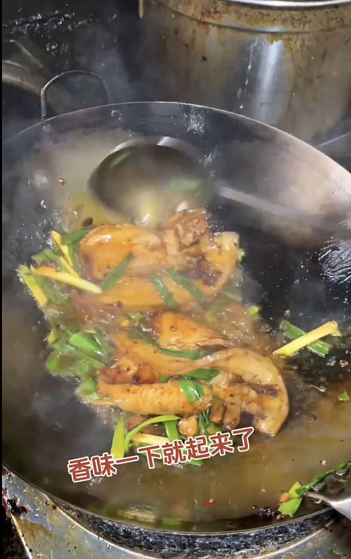 成都天价回锅肉惹网民关于智商税的激辩。