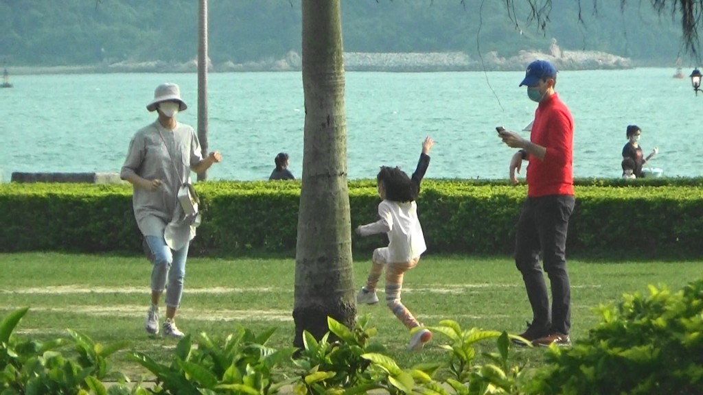 GiGi一去到公園就同囡囡玩奔走熱吓身。