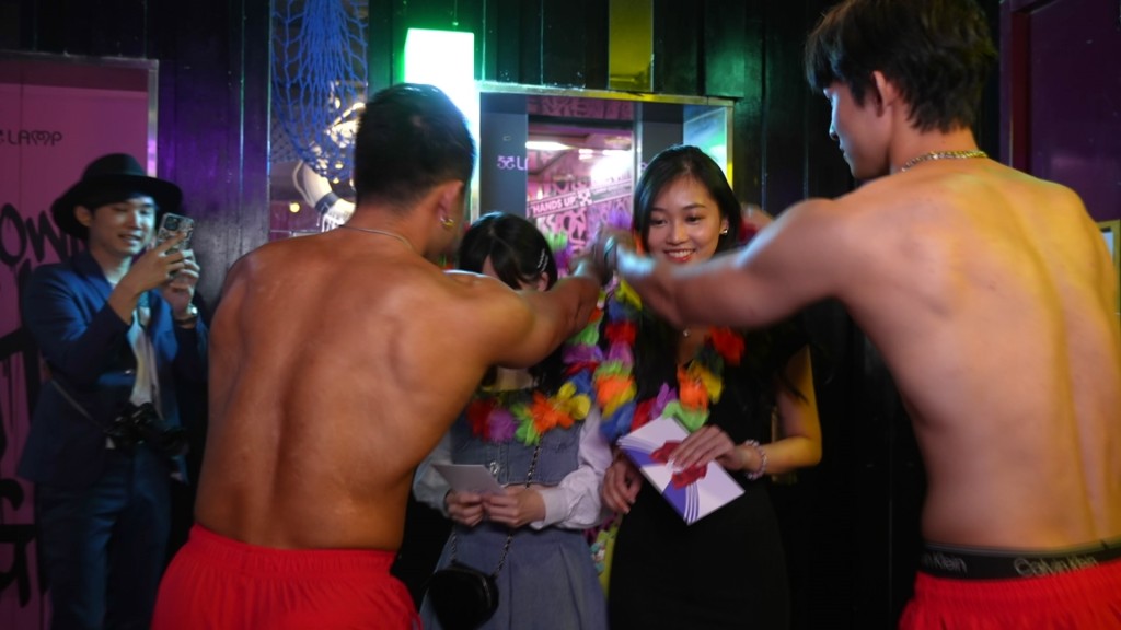 郭柏妍與第一位「郭柏妍」換上互相為大家揀選的夜蒲戰衣後，甫進夜店見獲兩行半裸男模熱情招待。