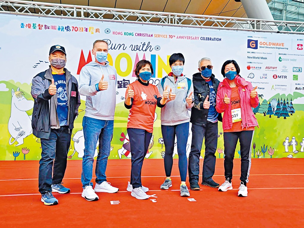 中區警區刑事總督察阮潔雯(右三)出席跑步活動。