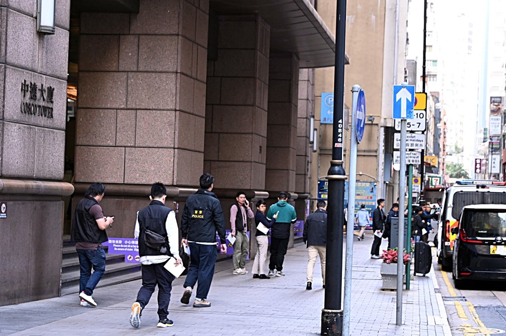 大批探員在場調查。 大批探員在場調查。