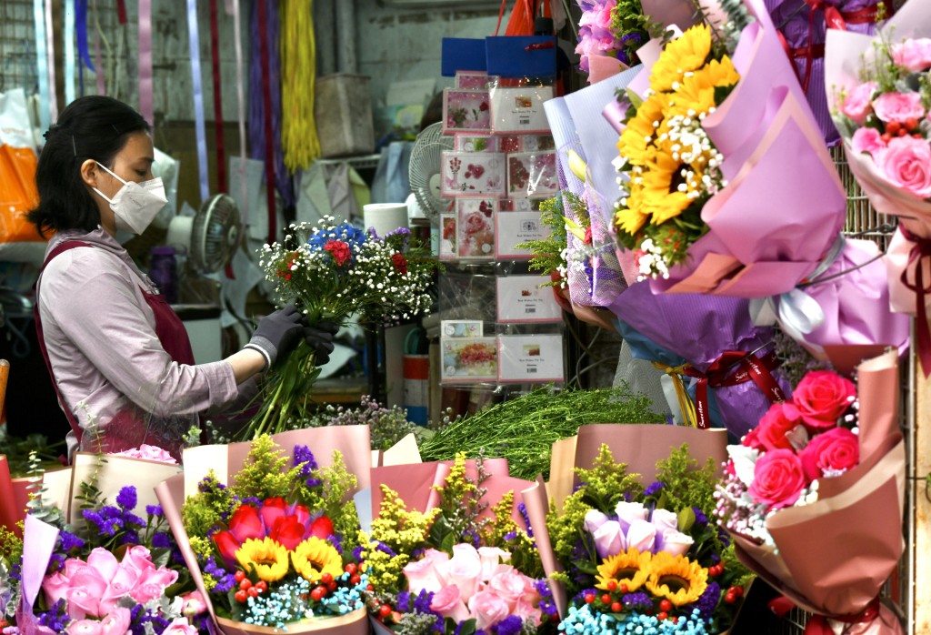 业界人士表示，旺角花墟的鲜花价钱与往年相近。