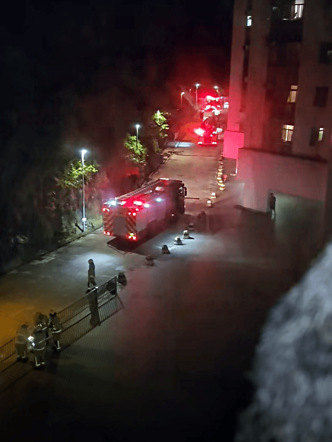 大批消防到場戒備。fb：荃威花園業主及住戶交流區