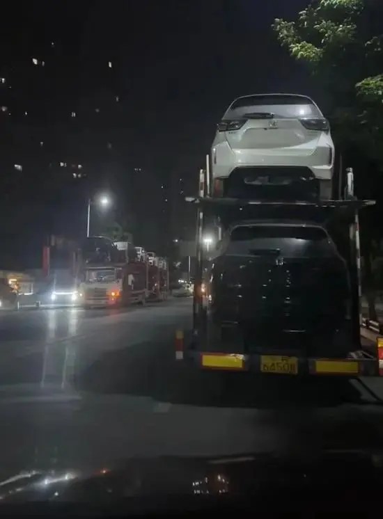 大批拖车把广东永奥在各地分店的汽车拖走抵债。微博