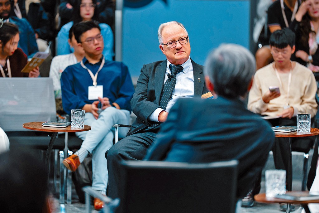 天文學獎得主約翰·理察·邦德教授分享從不認同暗能量到因暗能量獲邵逸夫獎的經歷。 天文學獎得主約翰·理察·邦德教授分享從不認同暗能量到因暗能量獲邵逸夫獎的經歷。